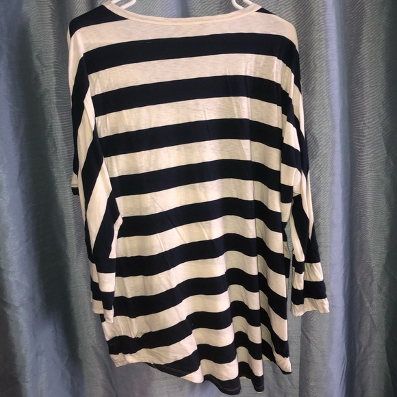 Denver Hayes Striped Navy and White Women's Top- lg 28” new or like new - Picture 7 of 7